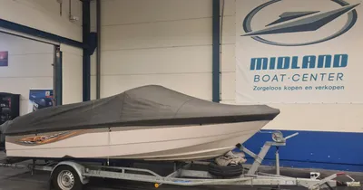 bedekte boot op trailer in hal