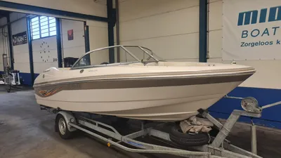 bowrider op trailer in hal