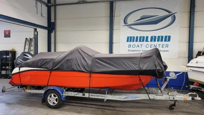 consoleboot met afdekhoes op trailer in loods