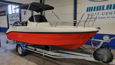 consoleboot op trailer in opslaghal