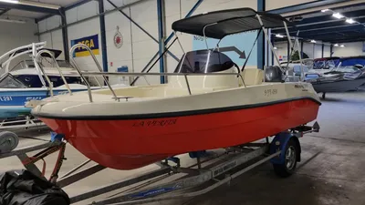 consoleboot op trailer in loods