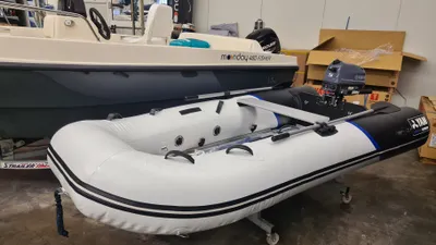 opblaasbare boot in showroom