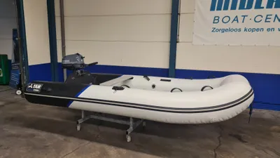 opblaasbare rubberboot in showroom