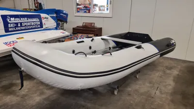 opblaasbare rubberboot in magazijn