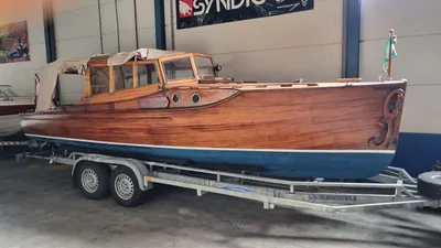 houten klassieke salonboot op trailer