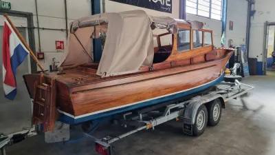 klassieke houten salonboot in opslaghal