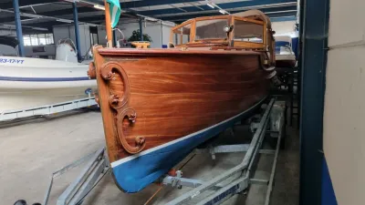 klassieke houten salonboot in opslag