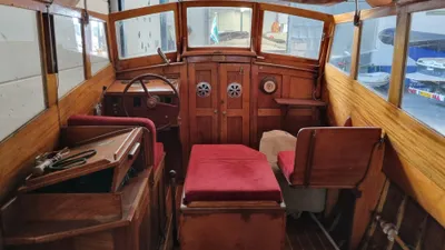 interieur van houten salonboot met stuur