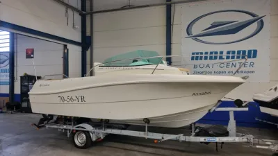 Boot in loods op aanhangwagen