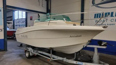 boot op trailer in loods