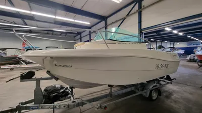 motorboot op trailer in loods