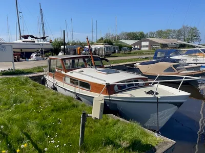 Motorboot afgemeerd in een jachthaven
