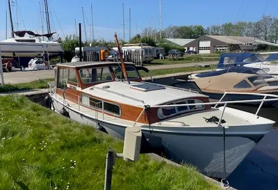 motorjacht aangemeerd in jachthaven