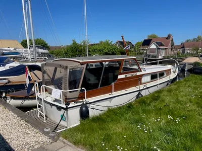 Motorjacht aangemeerd in jachthaven