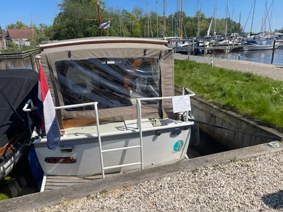 kleine dagboot aangemeerd in jachthaven