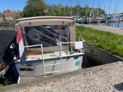motorboot afgemeerd in jachthaven
