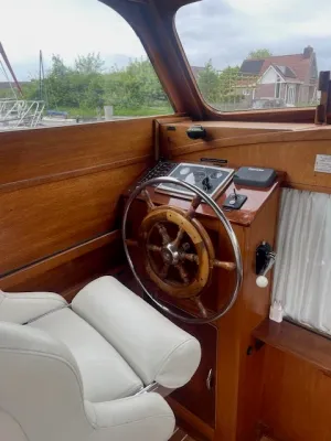 stuurconsole en stoel interieur van boot