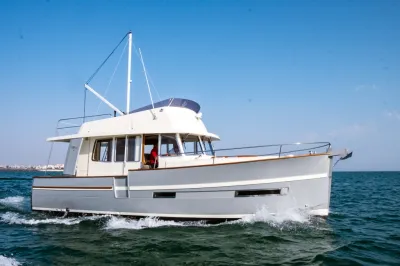 motorjacht varend op open water