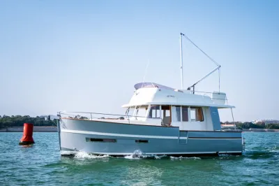 motorjacht op zee bij boei