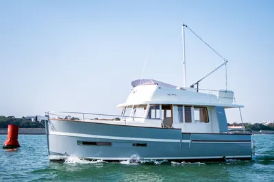 jacht op rustig water met boei