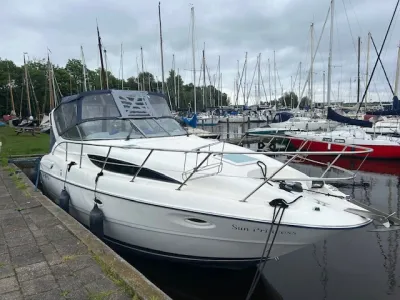 motorboot afgemeerd in jachthaven