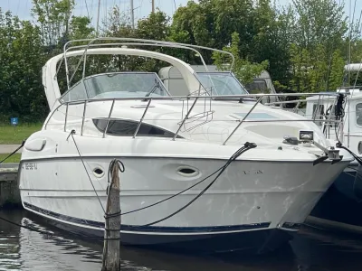 wit motorjacht afgemeerd in de haven