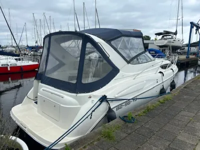 motorboot afgemeerd in jachthaven