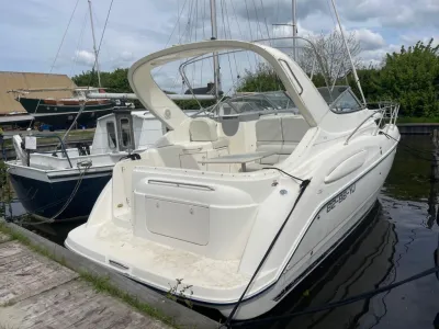 motorboot afgemeerd in jachthaven