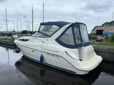motorboot aangemeerd in jachthaven