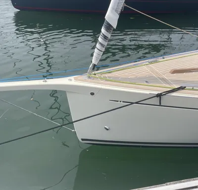 boeg van zeilboot bij aanlegsteiger