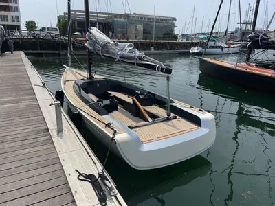 zeilboot afgemeerd in jachthaven