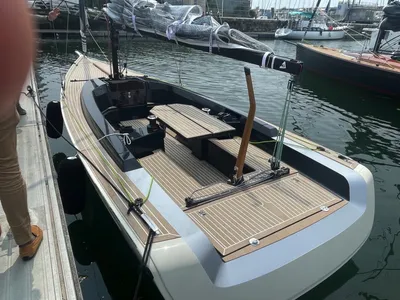 zeilboot aan de kade met teakdek