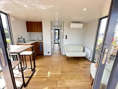 interieur van compacte woonboot met keuken