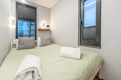 kleine slaapkamer met bed en ramen