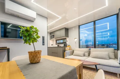 woonruimte met bank, keuken en raam