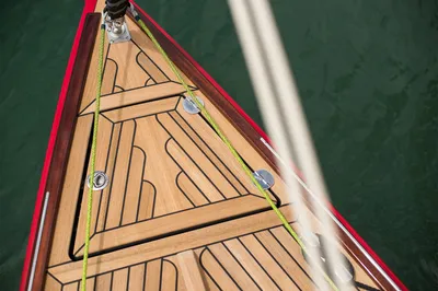 boeg met teakdek en touwen