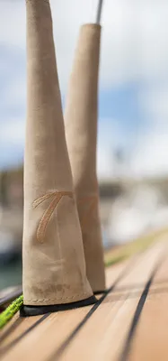 Detail van dek en beschermhoezen op zeiljacht