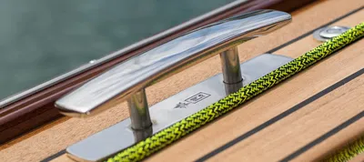 close-up van teakdek met bold en tros