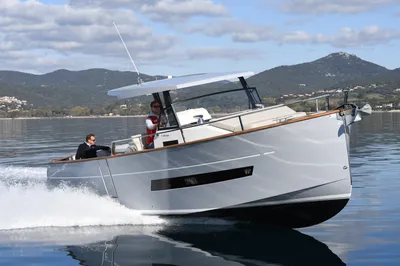 motorjacht varend op kalm water bij kust