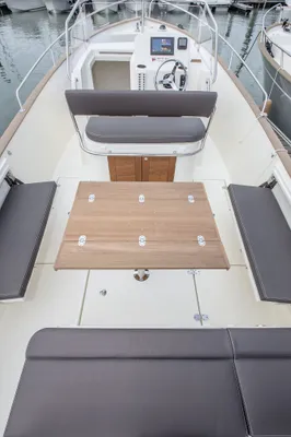 cockpit van open motorboot met houten tafel
