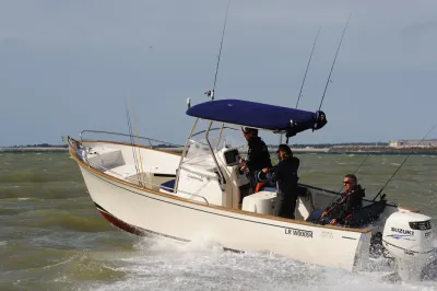 dagboot op open water met opvarenden