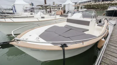 dagboot aangemeerd in jachthaven