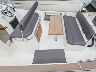 zitgedeelte en stuurconsole van een boot