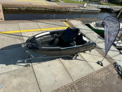 snelboot op trailer bij kade