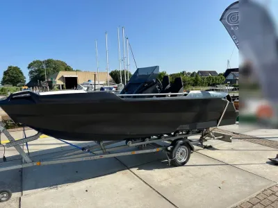snelmotorboot op trailer in jachthaven