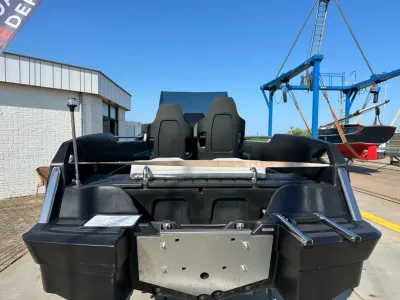 achterkant van speedboot op werf