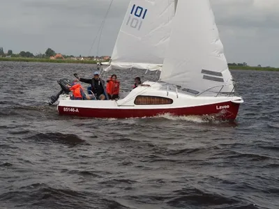 zeiljacht met bemanning op open water