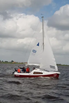 zeiljacht met bemanning op open water