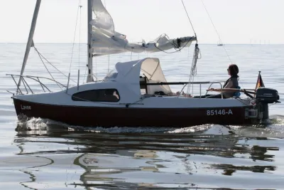 klein kajuitzeiljacht op rustig water