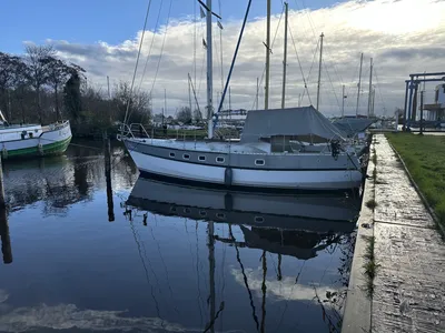 zeiljacht aangemeerd in jachthaven